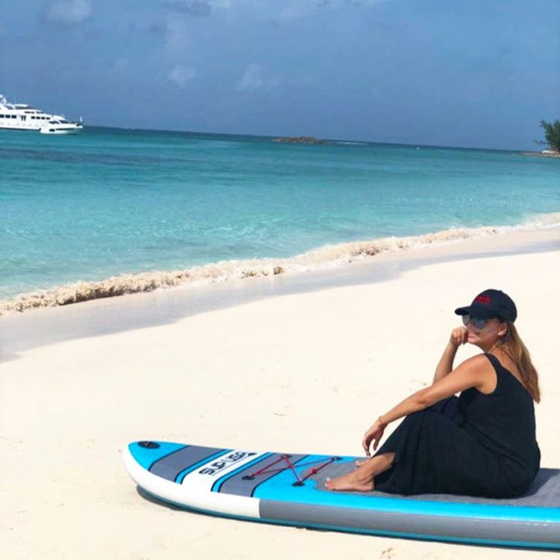 إيفا لونغوريا تبدو مسترخية في أول عطلة لها بعد الأمومة 