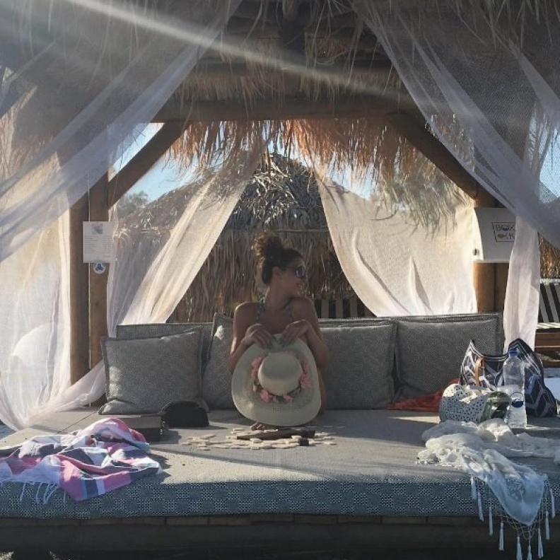 ميريام فارس تشارك متابعيها لحظاتها العفوية الممتعة خلال إجازتها البحرية