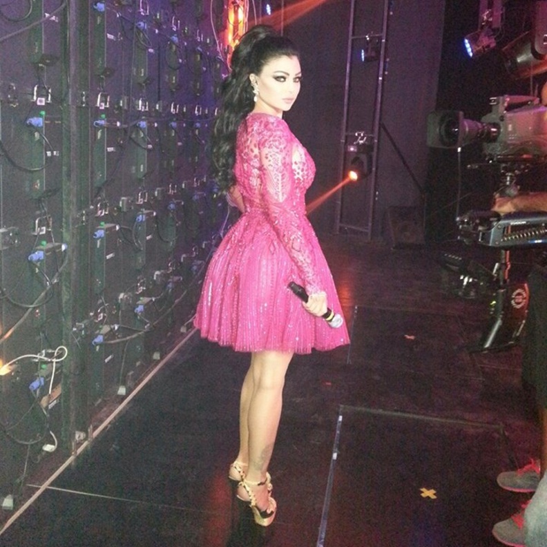 الفستان الزهري الأنثوي