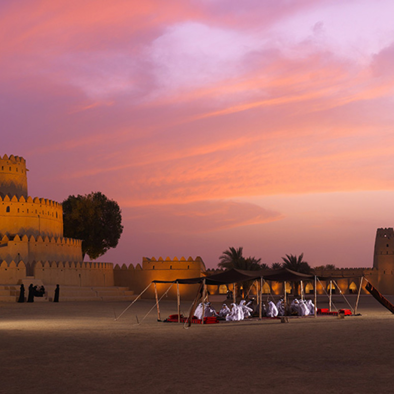 قلعة الجاهلي في قلب مدينة العين تحتفل باليوم الوطني الـ45 للإمارات