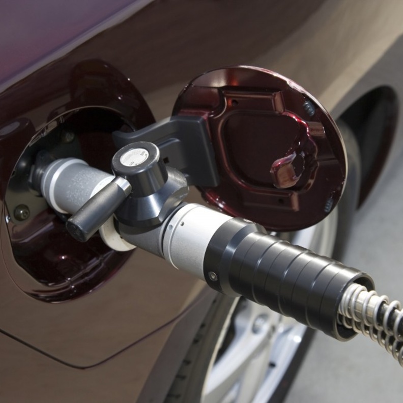 طرق أمنة تقلل من استهلاك البنزين 