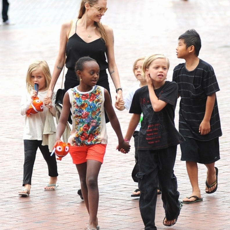 انجلينا مع اطفالها