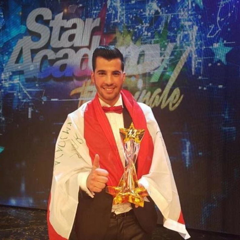 مروان يوسف يحمل درع اللقب الحادي عشر لستار أكاديمي