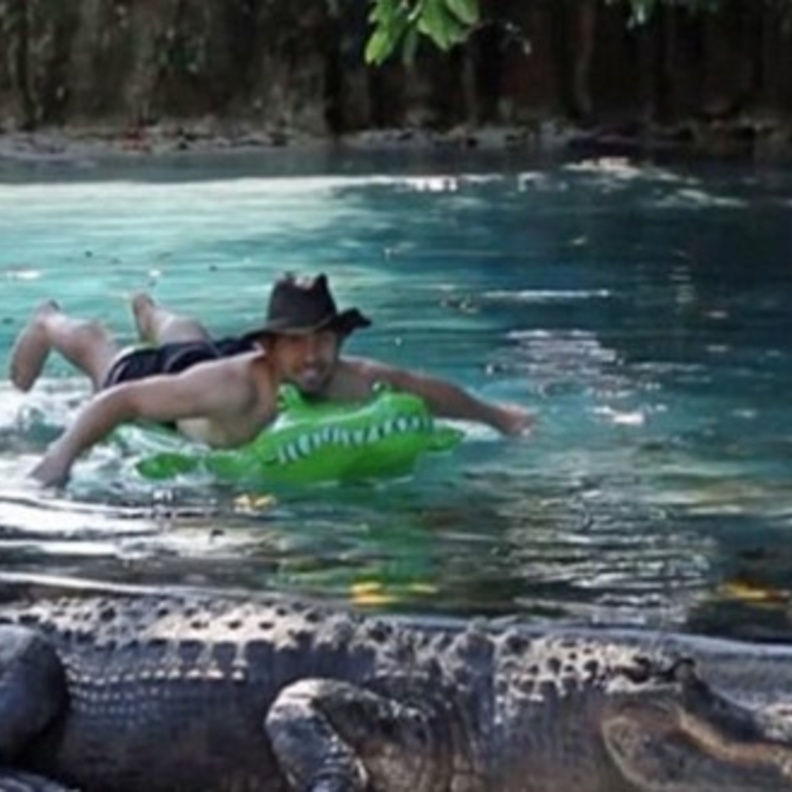 مغامر يخدع عشرات التماسيح المفترسة ويعبر بحيرة خطيرة