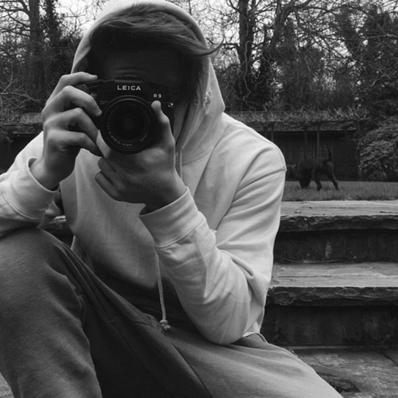 بروكلين بيكهام خلف الكاميرات في حملة عطور "Burberry"