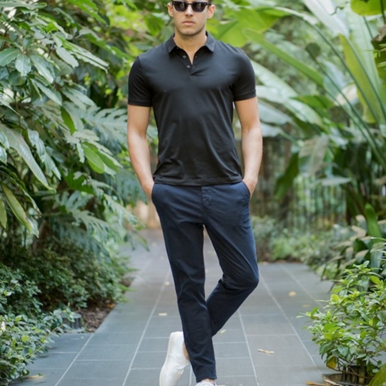 الـ بولو شيرت مع سروال قماش وحذاء مريح للوك شبابي 