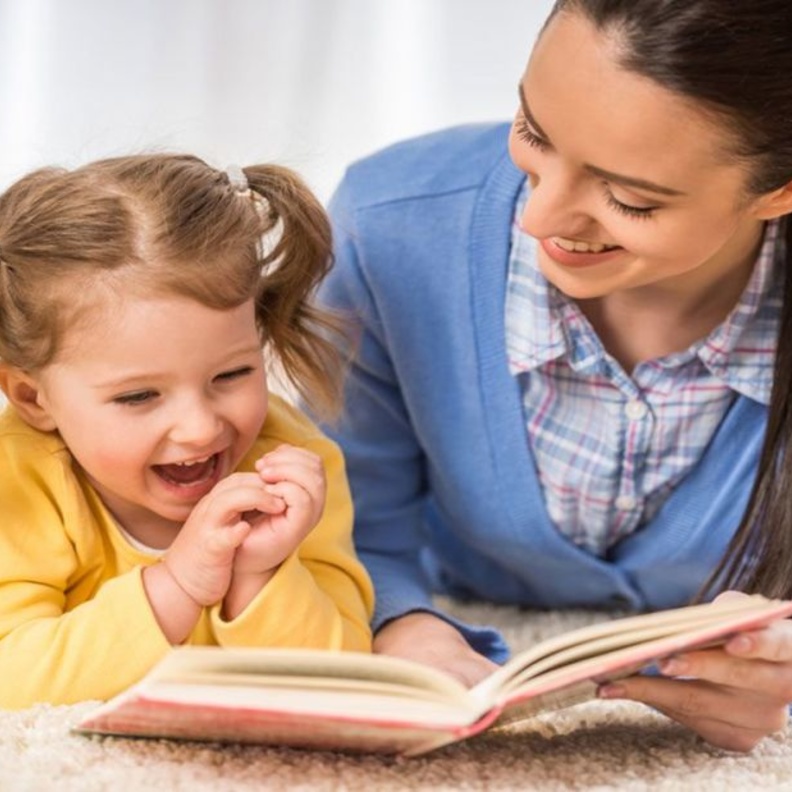 تفاعلي مع طفلك عند قراءتك القصص له 