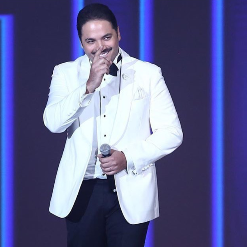 رامي عياش كان حاضرا ببدلة ذات جاكيت ابيض وبنطلون اسود