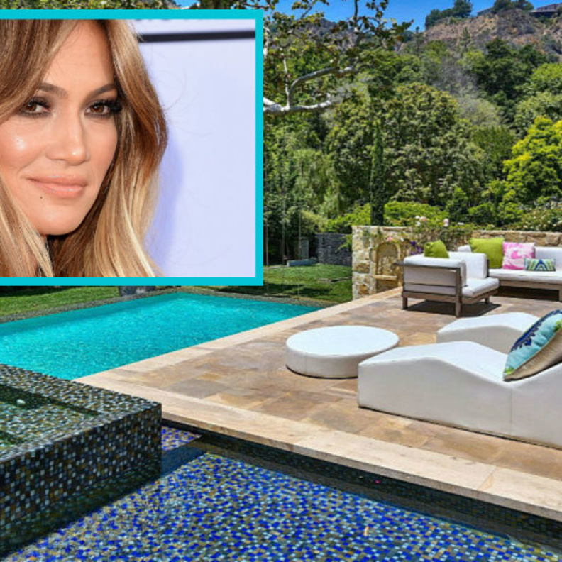 جلسة مريحة وجميلة امام احد احواض السباحة للقصر