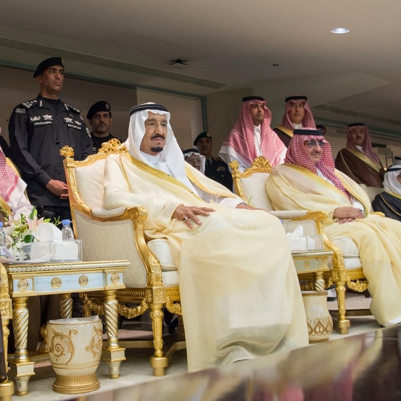 الملك سلمان يشاهد المباراه