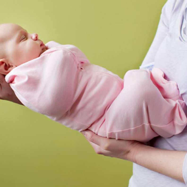 تقميط الطفل يسبب تشوه عظامه ويصيبه بالعرج