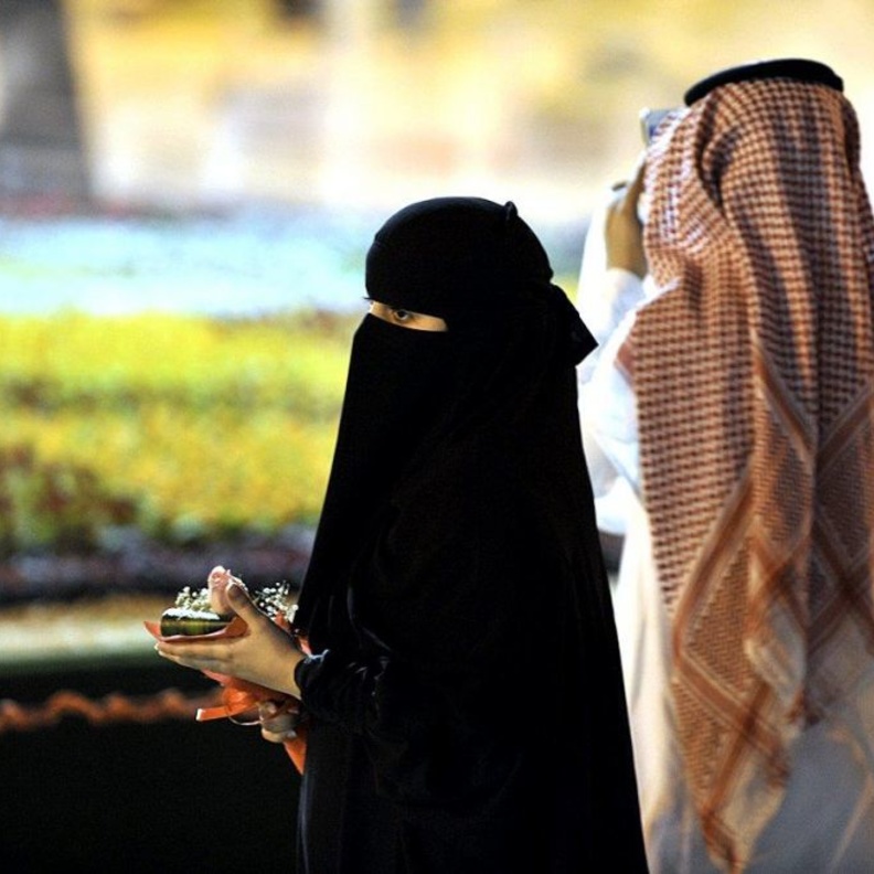 الفتيات اعترضن والشباب يؤيدون الامربقوه 