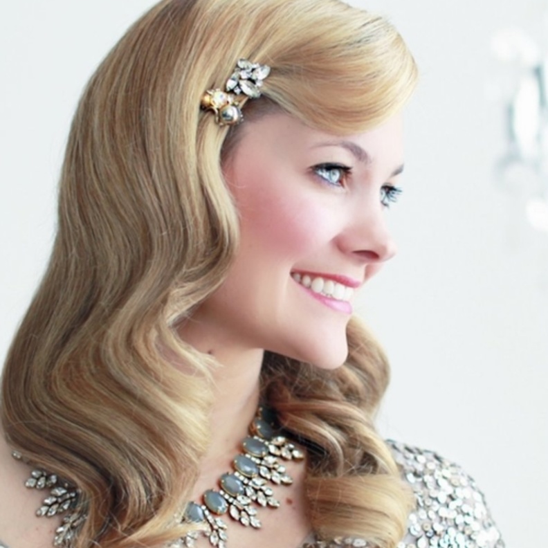 أطراف شعرك متألقة بالحيوية يوم الزفاف