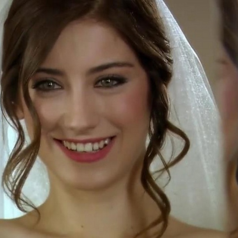 هازال كايا في مشهد من العشق الممنوع