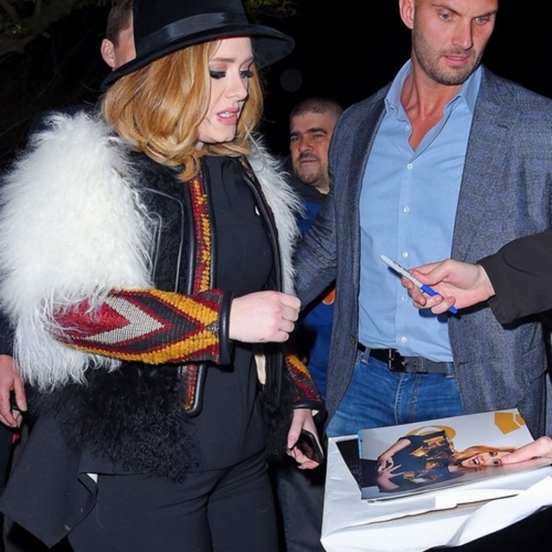 وسامة الحارس الشخصي لأديل تخطف أنظار الجميع