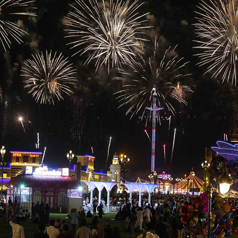 احتفالات القرية العالمية باليوم الوطني الـ46 لدولة الإمارات