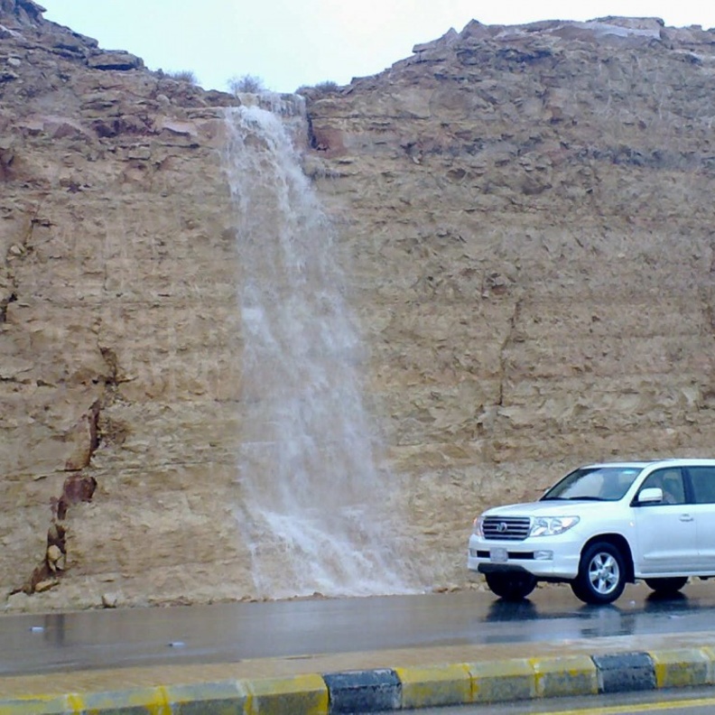 مجاري السيول أكثر الأماكن خطورة عند هطول الأمطار