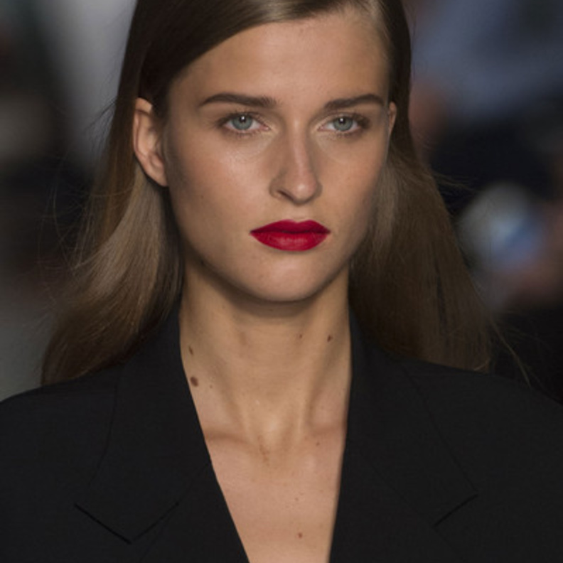 الشفاه المحدّدة تغنيكي عن الظلال