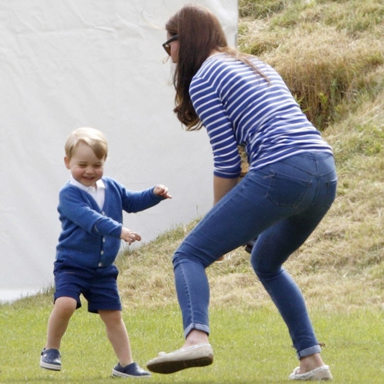 جورج يراقص والدته قبل أن تغيب لولادة شقيقته تشارلوت