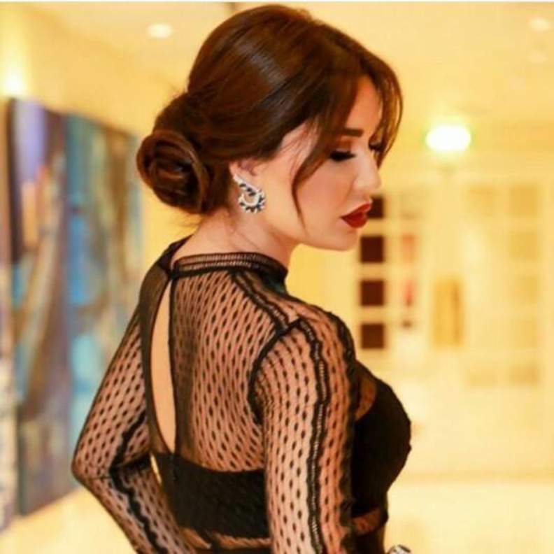 تسريحة شينيوه منخفض على طريقة سيرين عبد النور