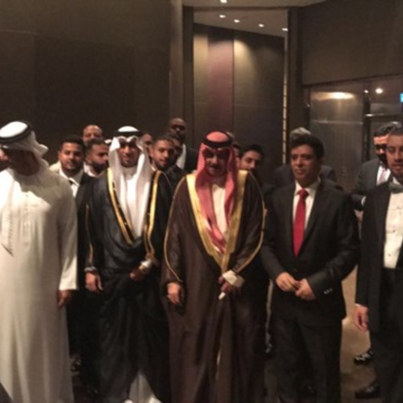 العريس مع اصدقائه قبل الذهاب للقاعة 