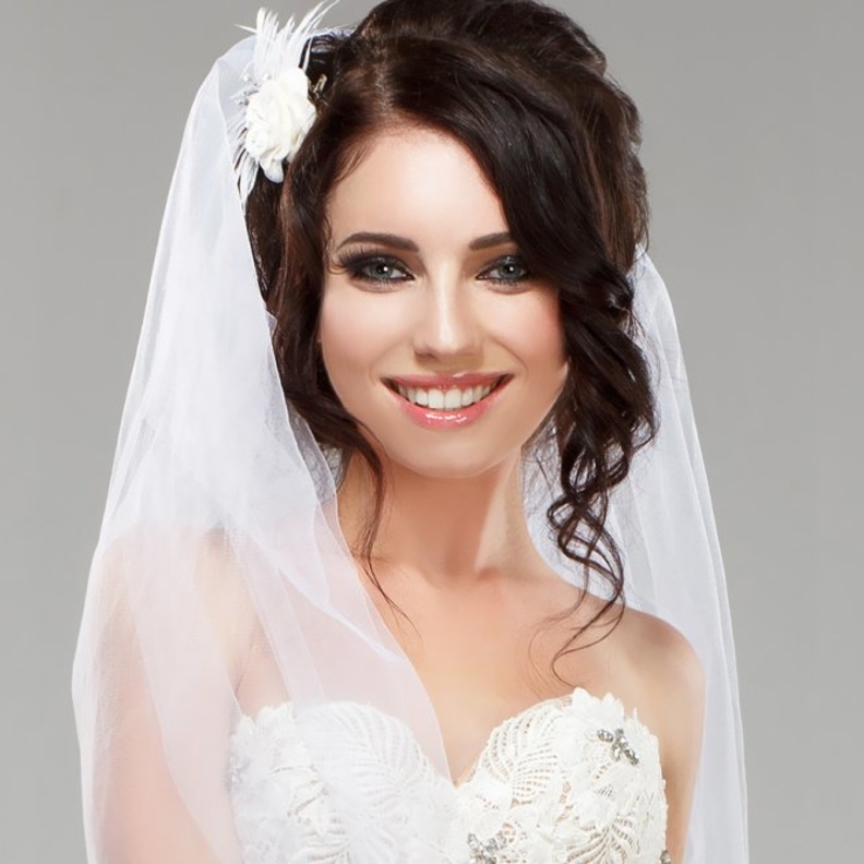 حافظي على إطلالة رومانسية و راقية و ابتعدي عن الالوان الصاخبة و الماكياج الثقيل