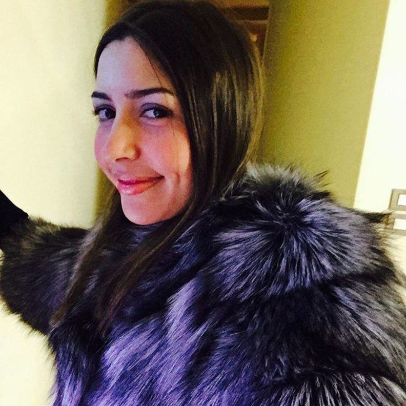 جنات تحت معطف ثقيل وتطمئن على جمهورها