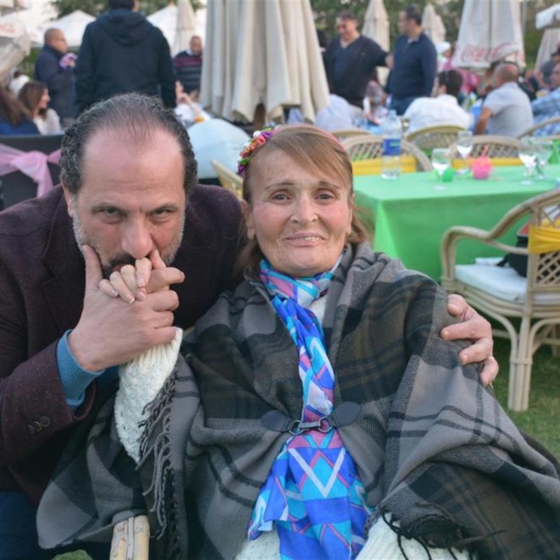 الفنان خالد الصاوى مع الفنانة فيروز فى ظهورها الأخير