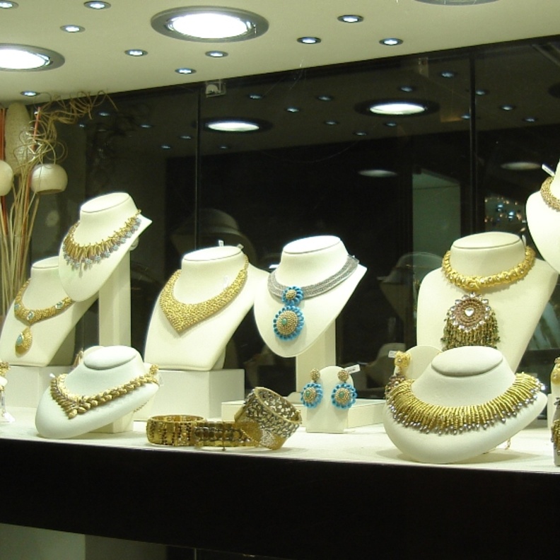 من محلات بيع المجوهرات