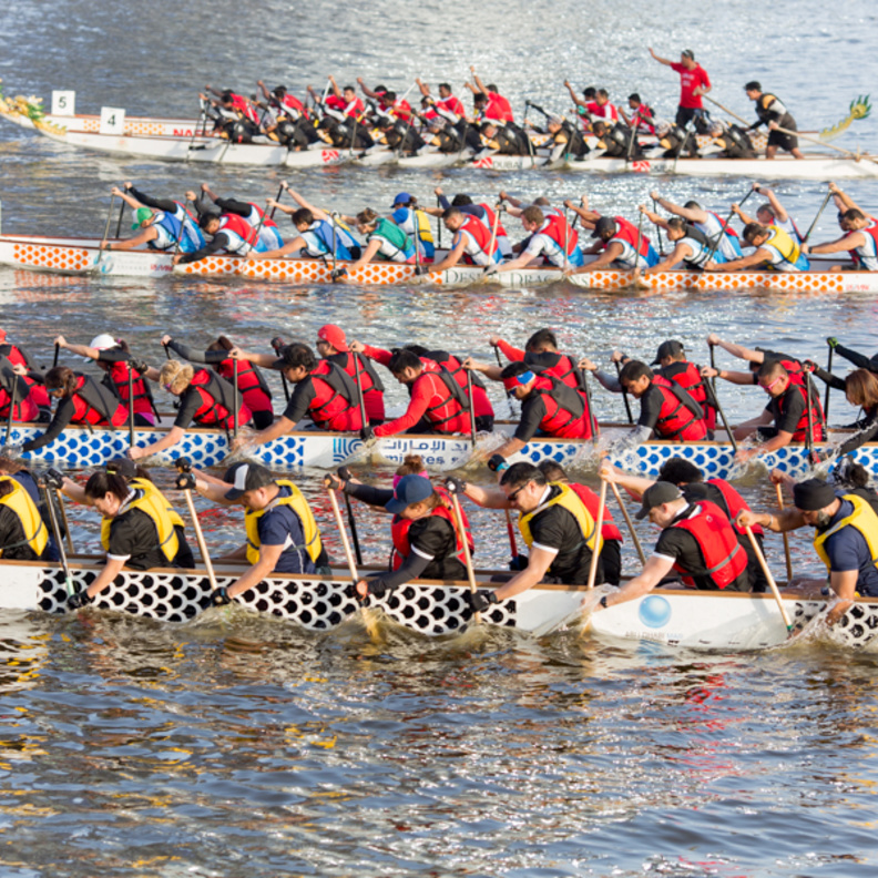 سباق قوارب التنين في "ذي بوينت" النخلة جميرا بدبي