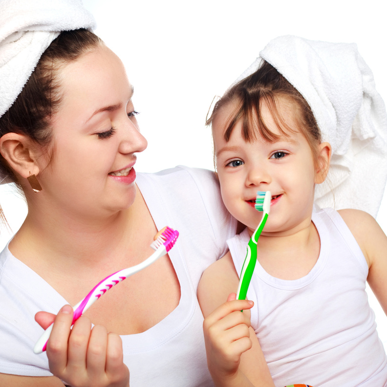 عودي طفلك على تفريش اسنانه لتصبح عادة صحية 