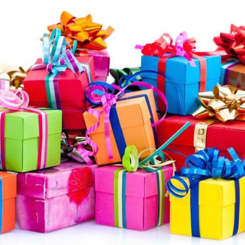 هدايا للطفلة والأم والأب 