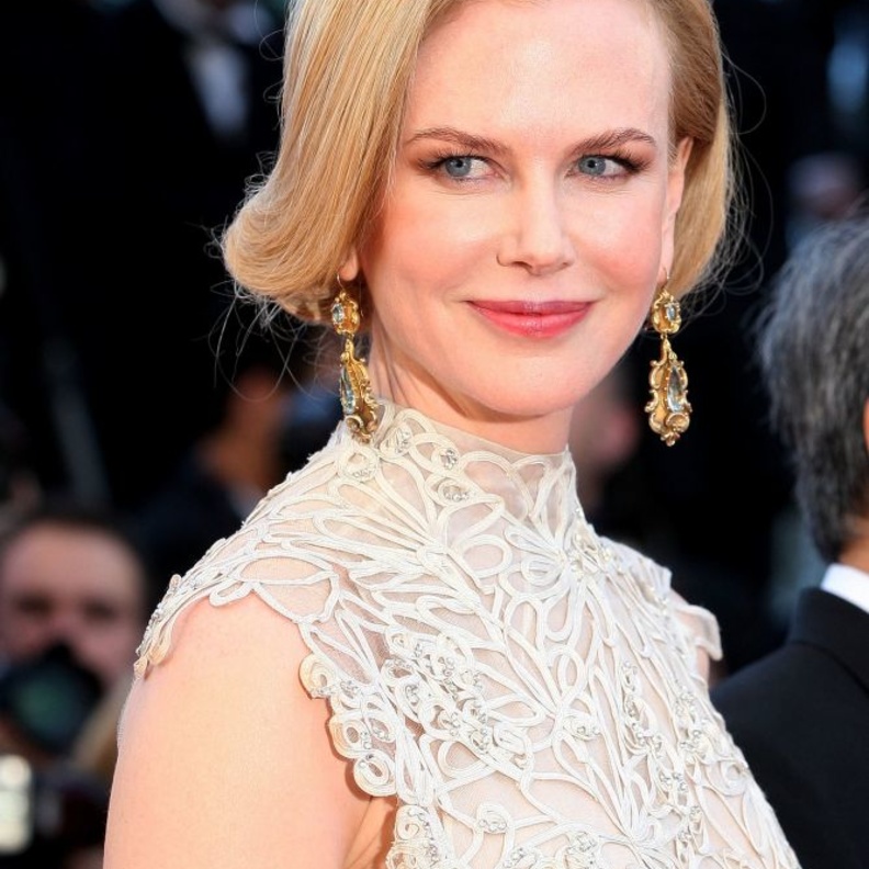 الجميلة نيكول كيدمان بتسريحة شعر قصيرة كلاسيكية مع غرة جانبية طويلة