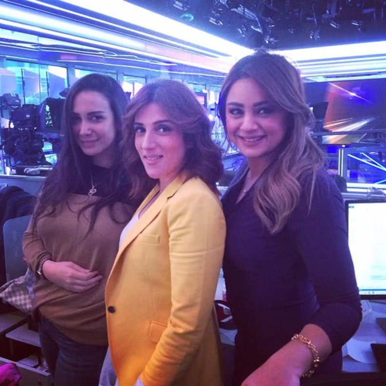 رولا تتوسط زميلاتها بالعمل