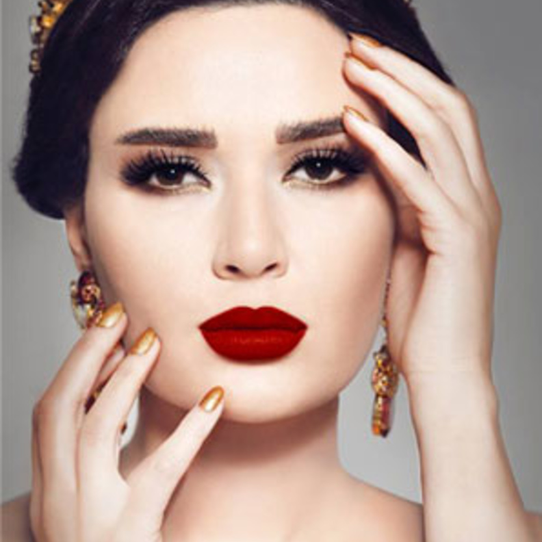 سيرين عبد النور ترتدي تاج انيق من دولتشي اند غابانا