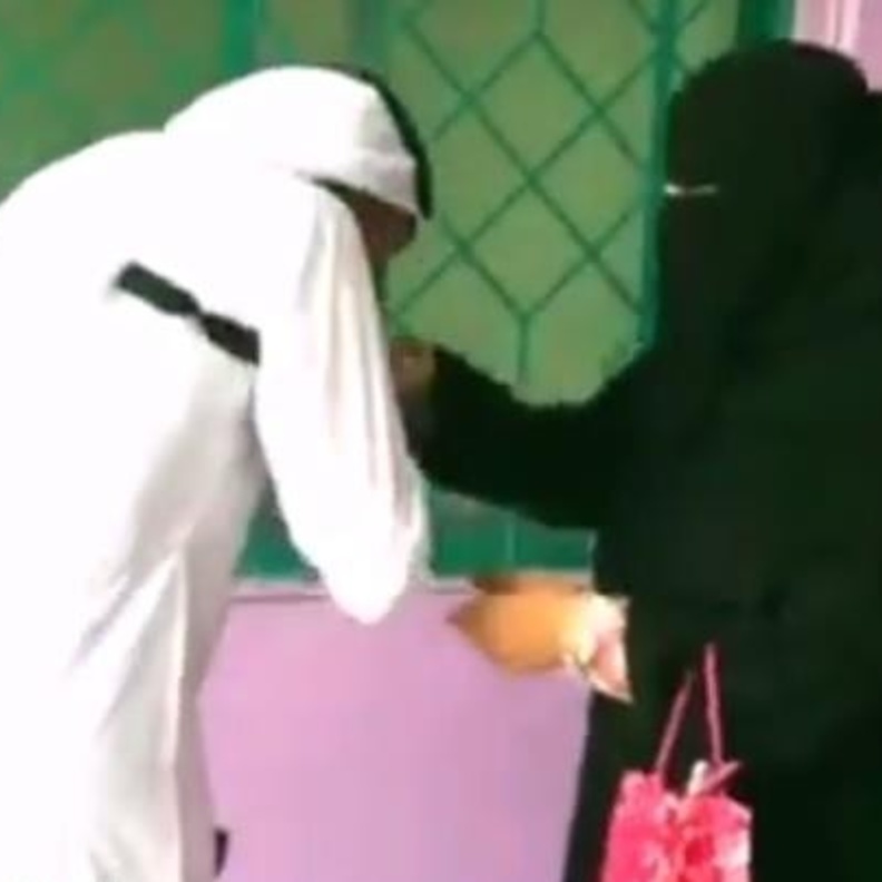 الشاب يقبل يد امه