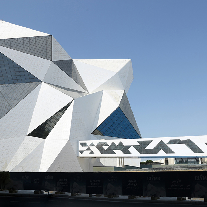 كلايم أبوظبي .. أعلى جدار تسلق داخلي وأعرض نفق هوائي للقفز الحر في العالم