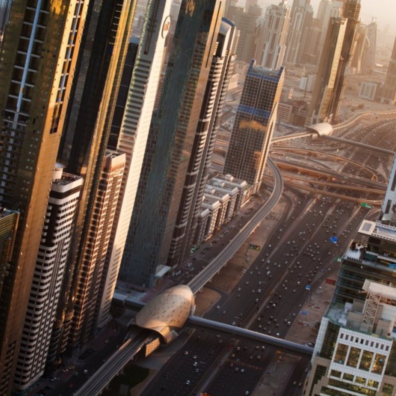 فعالية تحدي دبي للجري تحوّل شارع الشيخ زايد مسار يوم الجمعة 8 نوفمبر