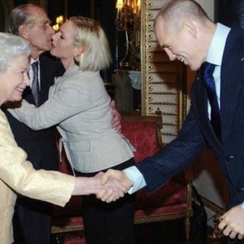  لقاء تيندال بالملكه اليزابيث