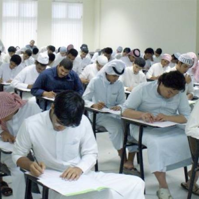 طلاب في الاختبار