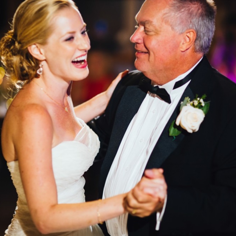 لحظات العروس الأخيرة في حضن أبيها 