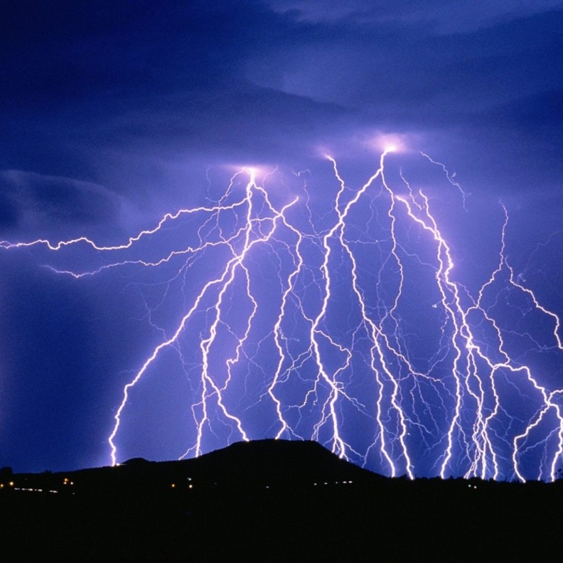 الرعد يتسبب بقلب السيارة