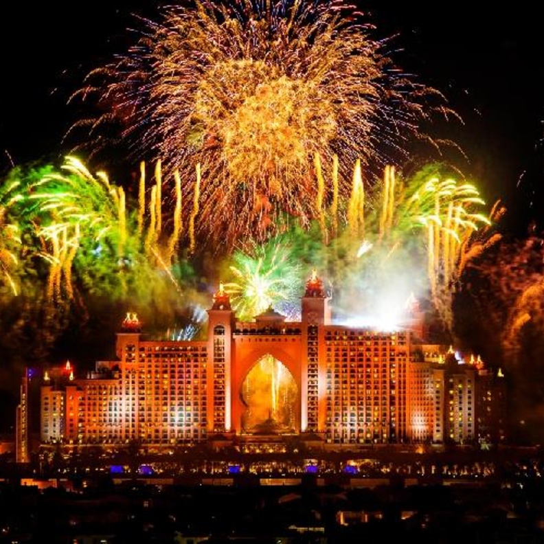 تمتد الألعاب الناريةعلى طول شواطئ دبي