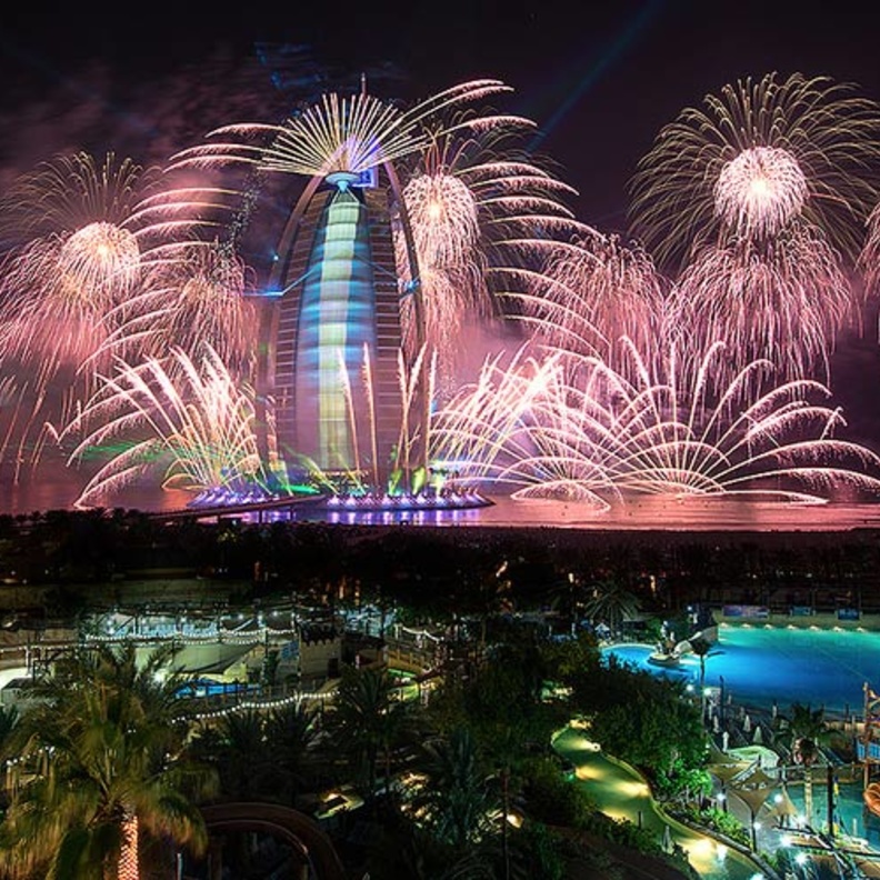 أجواء احتفالية فاخرة بليلة رأس السنة في مدينة جميرا