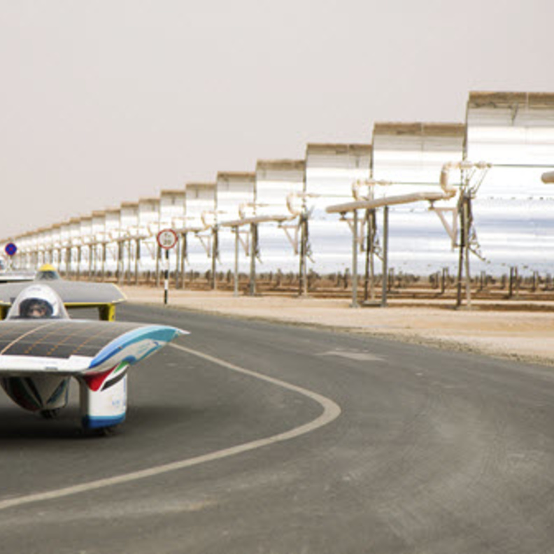 سيارة فريق المعهد البترولي العاملة بالطاقة الشمسية