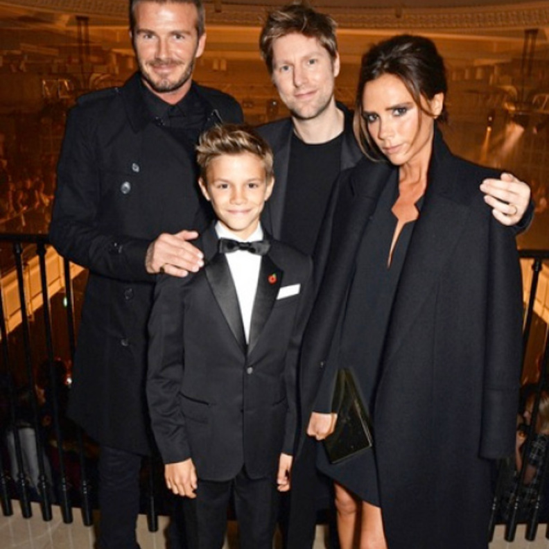 روميو بيكهام عارض الأزياء الصغير في صورة مع والديه ومدير أعماله