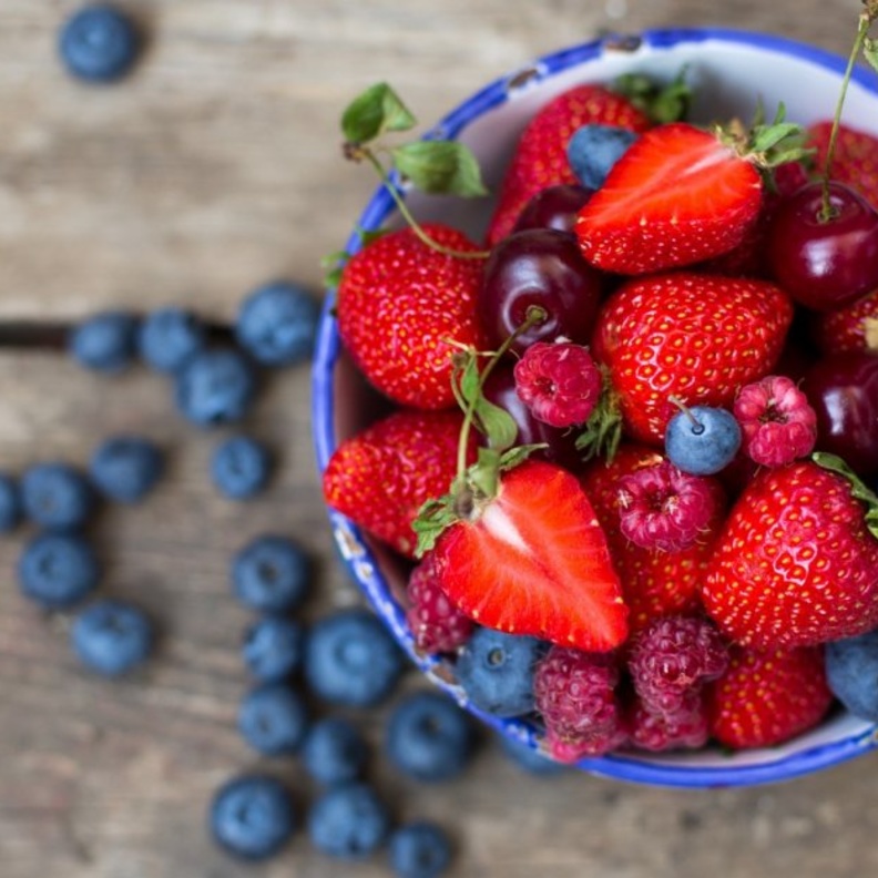 فوائد التوت والفراولة في مقاومة السرطان