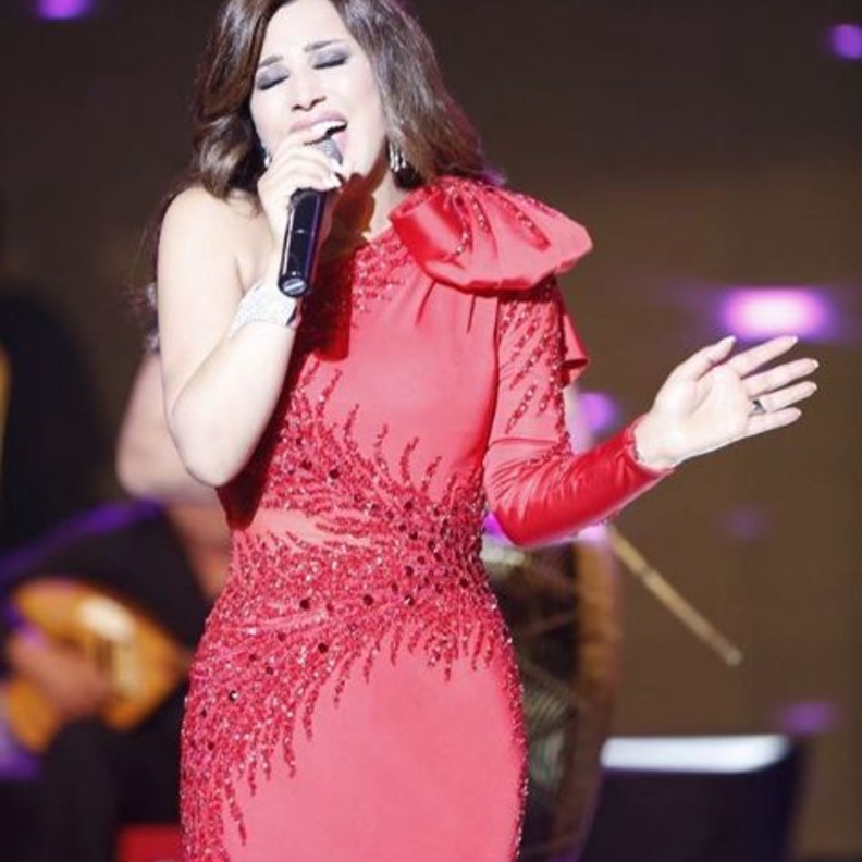 انتقادات لنجوى كرم جراء غنائها بصوت مرهق في مهرجان الارز