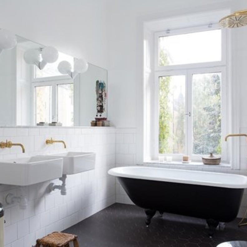 كيف يكون اللون الأبيض والأسود مع الذهبي للحمامات ؟