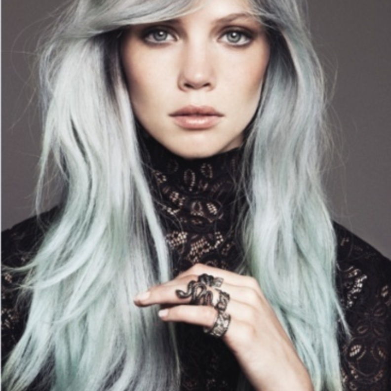 الشعر الأبيض يعد دارجا لهذا الموسم